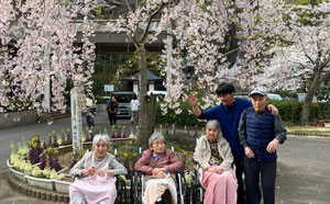 地域のボランティアの方や小学生高校生の方々の慰問大正琴の音色に癒されました